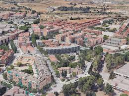 Fontanero Abrera centro ciudad con edificios históricos y calles estrechas, ambiente tranquilo y soleado