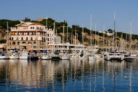 Fontanero Arenys de Mar arreglando una tubería en calle estrecha con casas blancas típicas de la ciudad costera catalana
