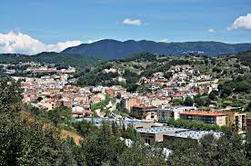 Fontanero Arenys de Munt con vista a la iglesia de Santa María y calles empedradas del centro histórico.