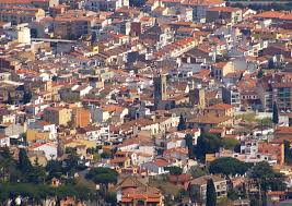 Calle céntrica de Argentona con edificio histórico, búsqueda: Fontanero Argentona disponible localmente.