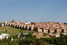 Fontanero Avià trabajando cerca de la iglesia histórica de Sant Martí, con vistas a un paisaje montañoso típico.