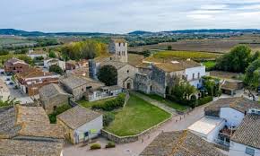 Fontanero Avinyonet del Penedès, calle empedrada con arcos antiguos y casas de piedra en un entorno pintoresco