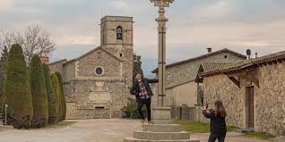 Fontanero Balenyà reparando tubería cerca de la iglesia románica de San Félix en una pintoresca calle de Balenyà