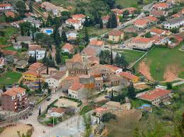 Fontanero Bigues i Riells calles con edificios rústicos y montañas, típico del paisaje urbano local