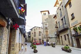 Vista de la iglesia en Borredà, ideal para servicios de fontanero Borredà en el pintoresco entorno urbano.