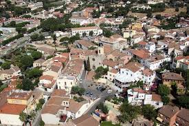 Calle típica en Cabrils con fachada de ladrillos, donde puedes encontrar al mejor fontanero de la zona.