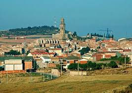 Fontanero Calonge de Segarra calle empedrada con casas antiguas y ambiente tranquilo en día soleado
