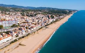 Fontanero Canet de Mar, calle adoquinada con casas históricas y ambiente mediterráneo en el centro de la ciudad