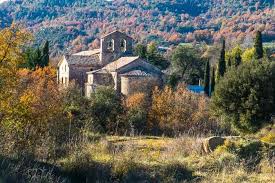 Fontanero Casserres; vista de calle adoquinada con casas de piedra y paisaje montañoso típico de Casserres