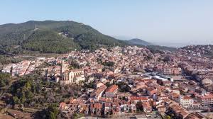 Fontanero Castellar del Vallès, vista del Ayuntamiento y fuente en plaza central con edificios históricos alrededor.