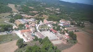 Plaza céntrica de Castellfollit del Boix con fuente antigua, sede local del fontanero Castellfollit del Boix