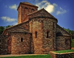 Fontanero Castellnou de Bages casa de piedra en calle estrecha con paisaje montañoso al fondo