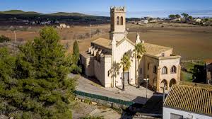 Fontanero Castellví de la Marca revisión tuberías en calle histórica con arquitectura tradicional catalana