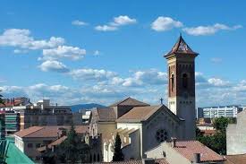 Fontanero Cerdanyola del Vallès, calle peatonal con tiendas y fachadas históricas bajo cielo soleado.