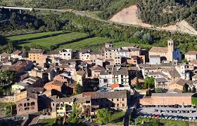 Fontanero Copons: Calle empedrada céntrica con casas de piedra y fuente antigua.