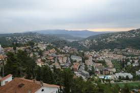 Fontanero Corbera de Llobregat calle con casas tradicionales y montaña de fondo en día soleado