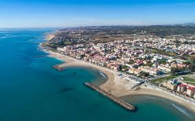 Vista del paseo marítimo de Cubelles con palmeras y edificios, Fontanero Cubelles para servicios locales eficientes