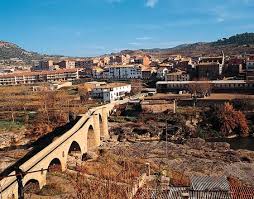 Fontanero El Pont de Vilomara i Rocafort calle con edificios antiguos y montañas al fondo