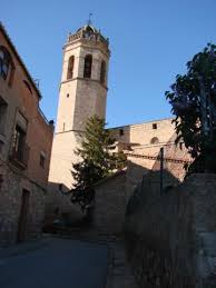 Fontanero Els Prats de Rei centro histórico con calles empedradas y casas de piedra junto a la iglesia del pueblo