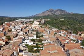 Fontanero Esparreguera calle estrecha con casas antiguas y montaña de Montserrat al fondo