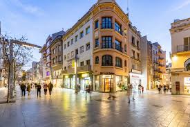 Fontanero Granollers, vista calle peatonal con edificios históricos y ambiente acogedor.