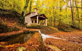 Fontanero Gualba en una calle pintoresca con casas de piedra y vistas al Montseny en el fondo.