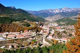 Fontanero Guardiola de Berguedà: vista del puente medieval sobre el río Llobregat en el centro del pueblo.