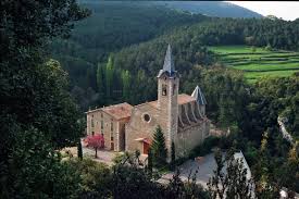 Fontanero La Nou de Berguedà: vista de la iglesia local y calles empedradas en el tranquilo pueblo catalán