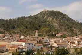 Fontanero La Pobla de Claramunt: panorámica de calle céntrica con edificios históricos y entorno montañoso
