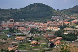 Fontanero L'Estany, calle pintoresca con casas históricas y montañas de fondo en la encantadora L'Estany.