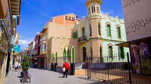 Fontanero Malgrat de Mar, calle estrecha con casas de pesca tradicionales y fontanero con herramientas en mano