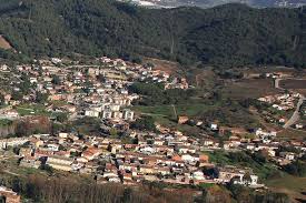 Fontanero Martorelles calle tranquila con casas tradicionales y vegetación típica del paisaje urbano local