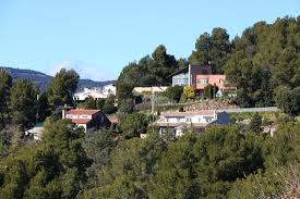 Fontanero Matadepera, vista de calle con montaña de Sant Llorenç al fondo y casas modernas rodeadas de naturaleza