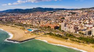 Vista de una calle en Mataró con edificios históricos, ideal para servicios de Fontanero Mataró en la ciudad.