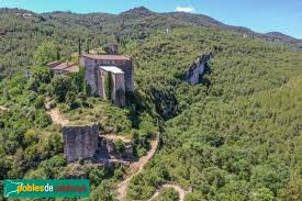 Fontanero Mediona: Vista de calle empedrada en Mediona con casas rurales y fontanero trabajando en tuberías.