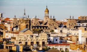 Fontanero Molins de Rei realizando reparación en calle peatonal cercana al ayuntamiento histórico de la ciudad