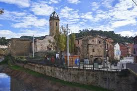 Fontanero Monistrol de Calders, calle típica del pueblo con casas rústicas y encanto local
