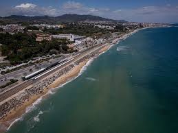Fontanero Montgat calle céntrica con edificios modernos y fontanería local, cerca de la playa y servicios cercanos
