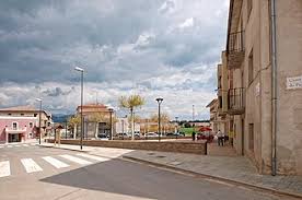 Fontanero Montmajor fachada rústica calle estrecha arquitectura tradicional fondo montañoso cielo despejado