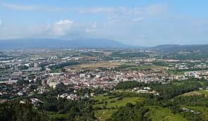 Fontanero Montornès del Vallès calle pintoresca con edificios y actividad comercial local en día soleado