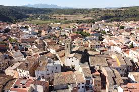 Fontanero Navarcles en una calle pintoresca del centro con edificios de piedra y artesanos locales trabajando