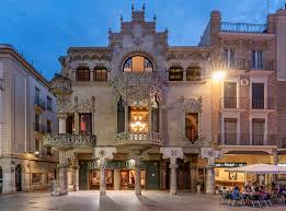 Fontanero Navàs trabajando cerca de la iglesia modernista de Sant Cugat en una calle pintoresca del centro del pueblo.