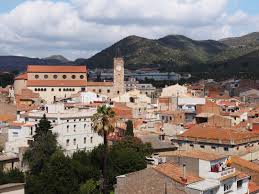 Vista urbana de Olesa de Montserrat con calles históricas, ideal para encontrar un fontanero confiable en la zona.
