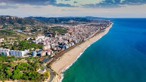 Fontanero Pineda de Mar, calle central con sus tiendas y edificios típicos de la costa catalana