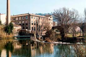 Fontanero Sallent visitando la Plaza Sant Antoni con su arquitectura histórica y ambiente acogedor en Sallent