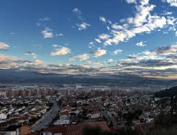 Fontanero Sant Andreu de la Barca, vista de una calle típica con edificios de ladrillo y tiendas locales
