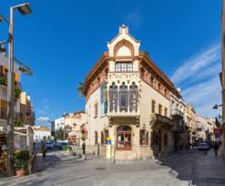 Fontanero Sant Cebrià de Vallalta vista calle adoquinada con casas rústicas y vegetación mediterránea