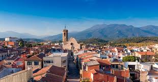 Fontanero Sant Celoni: vista de una fuente en plaza céntrica con edificios tradicionales alrededor.