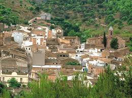 Fontanero Sant Climent de Llobregat reparando tuberías en una calle céntrica con casas tradicionales al fondo