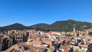 Vista de calle estrecha con arquitectura tradicional en Sant Feliu de Codines, ideal para fontanero local.